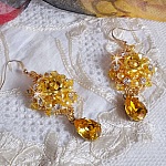 BO Sunflower Gold brod&eacute;es avec des cabochons cristal Jaune, perles nacr&eacute;es, toupies, chatons, cabochons roses Dor&eacute;s M&eacute;tal et rocailles. Le tout est mont&eacute; sur des crochets Gold Filled. 